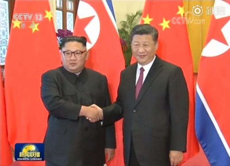 北韓領導人金正恩（左）19日在北京會見中國國家主席習近平（右）。 圖：翻攝自央視微博 www.weibo.com/cctvxinwen (資料照片)