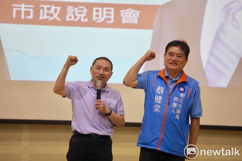 國民黨參選人侯友宜今（19）日晚間與新北市議員候選人蔡健棠出席新莊市政說明會。 圖：林昀真/攝