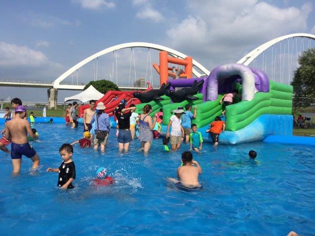 此次活動亮點除了滑水道外，還集結胖綠蛙、小翠鳥、蝴蝶、鴨鴨等變身成水陸8項設施，活動共3個場次，每場次開放600位人入場，喜歡的朋友動作要快！ 圖：新北市政府提供
