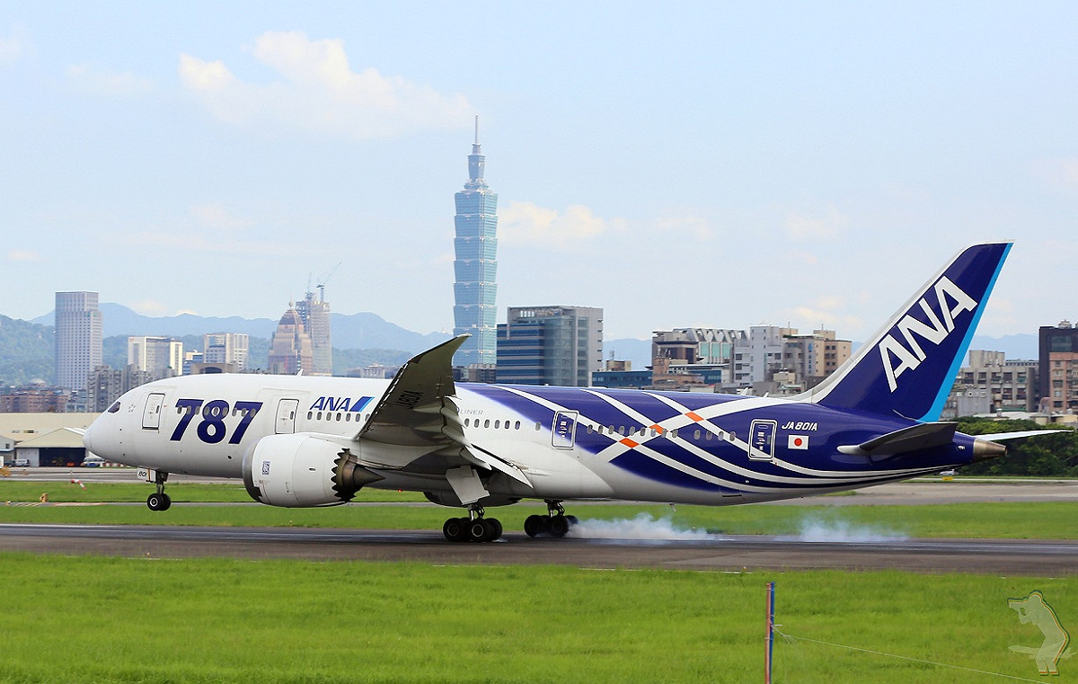 全日空與日本航空因為政治考量而修改了對於台灣的稱謂，日本政府對於此事表達了遺憾卻沒有施壓要這兩家航空公司再次調整的行動。(圖為全日空飛機) 圖：翻攝自維基百科