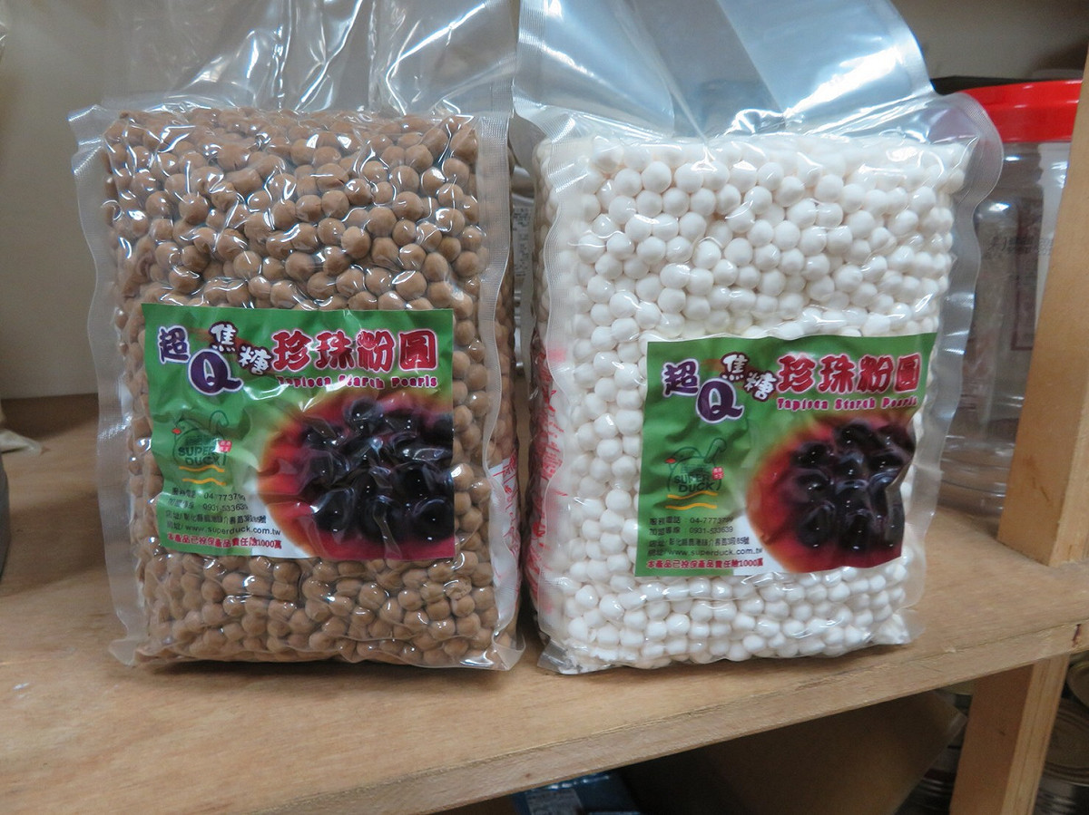 超級達可新莊店被查獲的「超Q焦糖珍珠粉圓（黑、白）」等兩類過期原料。 
 圖：新北市衛生局提供