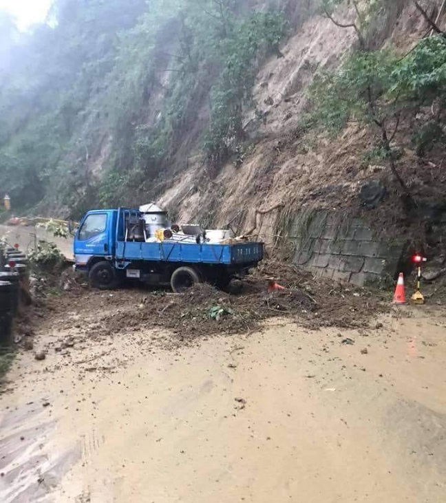 連日的豪大雨造成台18線阿里山公路38.6k邊坡，泥流湧現，道路一度坍方，公路總局第五區工程處阿里山工務段前往搶修。 圖：翻攝自莊信然臉書
