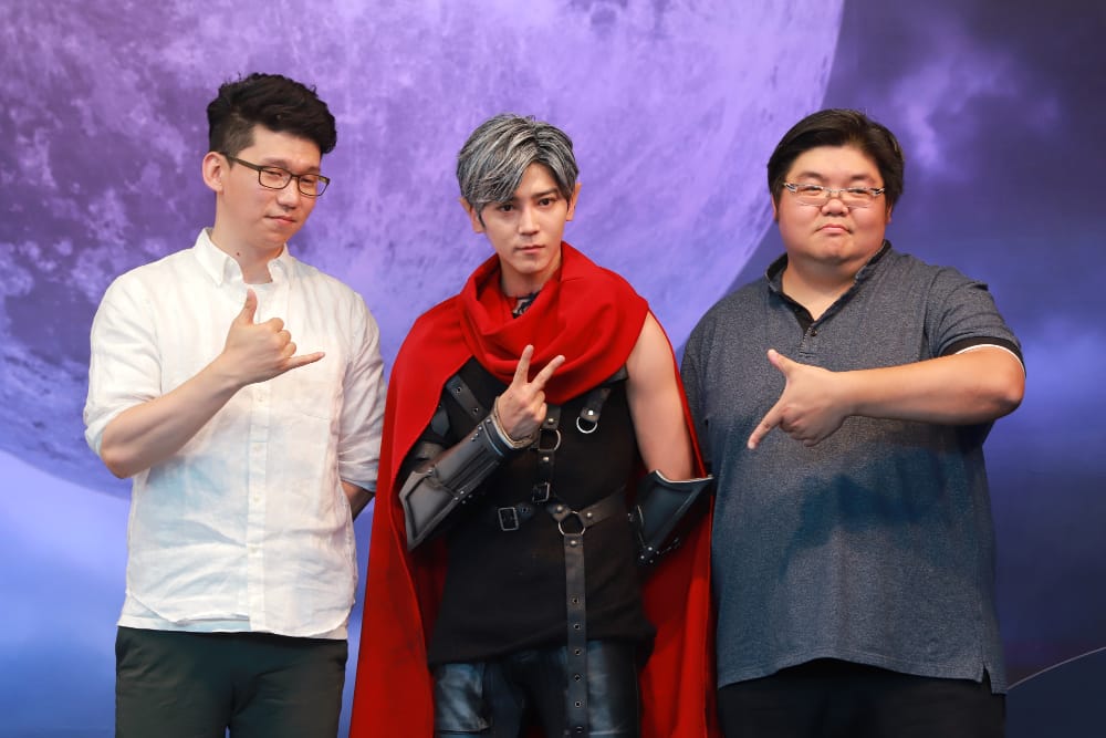 手遊《天堂M》全新改版，加入全新職業「黑暗妖精」與新地圖「沉默洞穴」。
左起：製作人金孝洙、代言人畢書盡、策略產品營運處處長陳俊廷 圖：簡育詮/攝