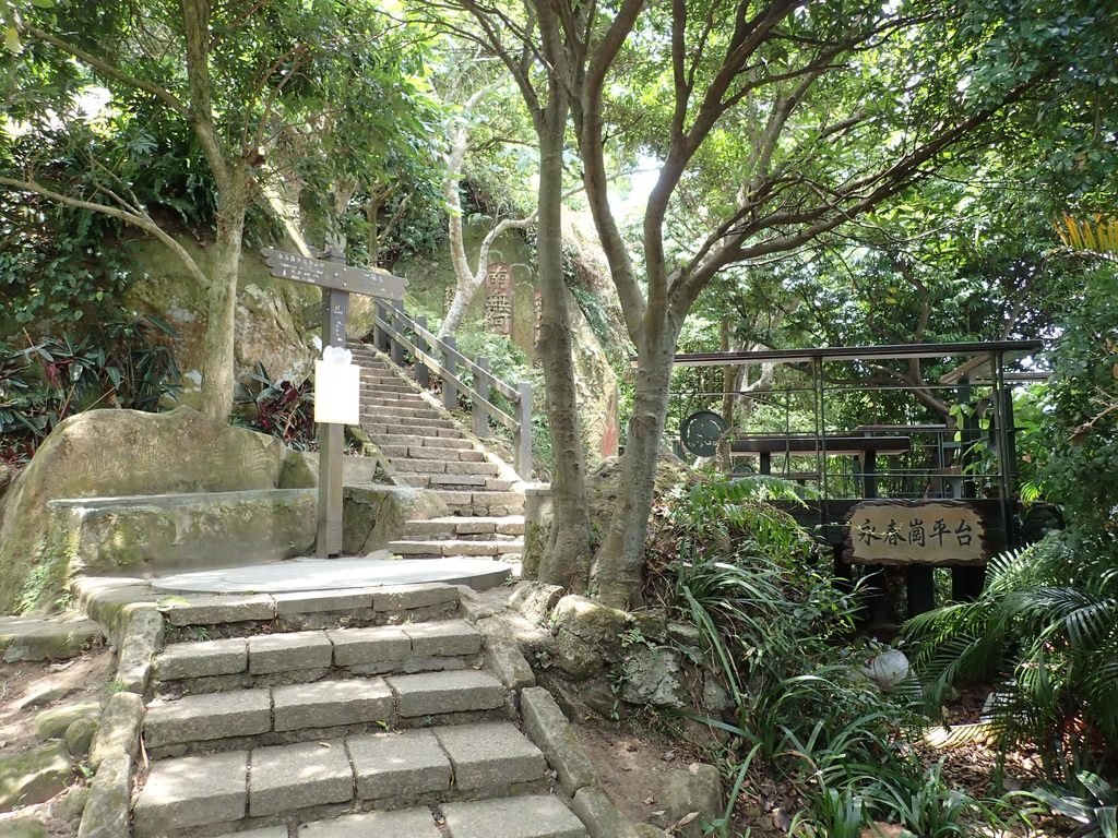 永春崗步道直達山頂，屬稜線步道，有制高優勢的超然亭、地層運動崩落的六巨石及攝影平台，都是遊客取景拍照的絕佳位置。 圖：台北市工務局提供