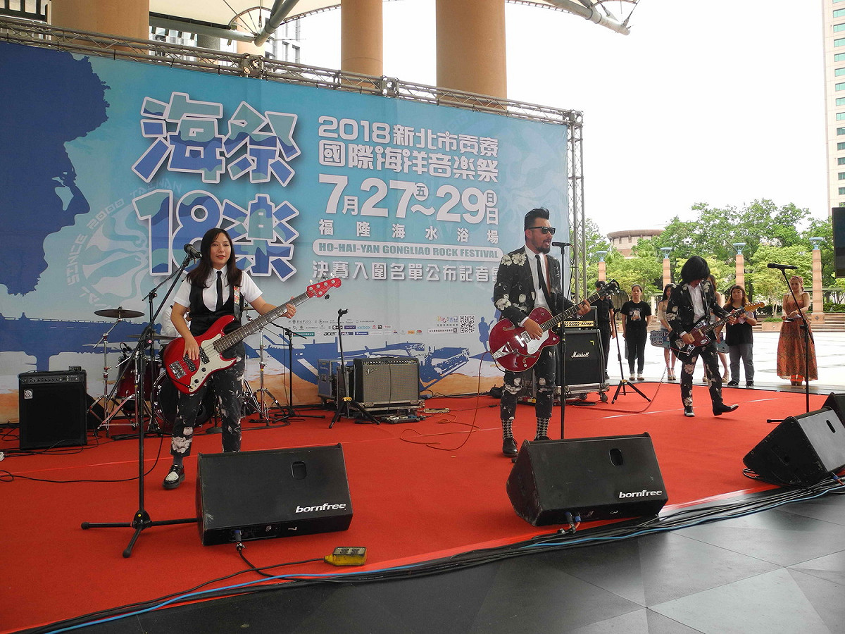 「八十八顆芭樂籽88balaz」今天在現場演唱「就請你把我乾杯吧」，帶動氣氛。 圖：王峻昌/攝