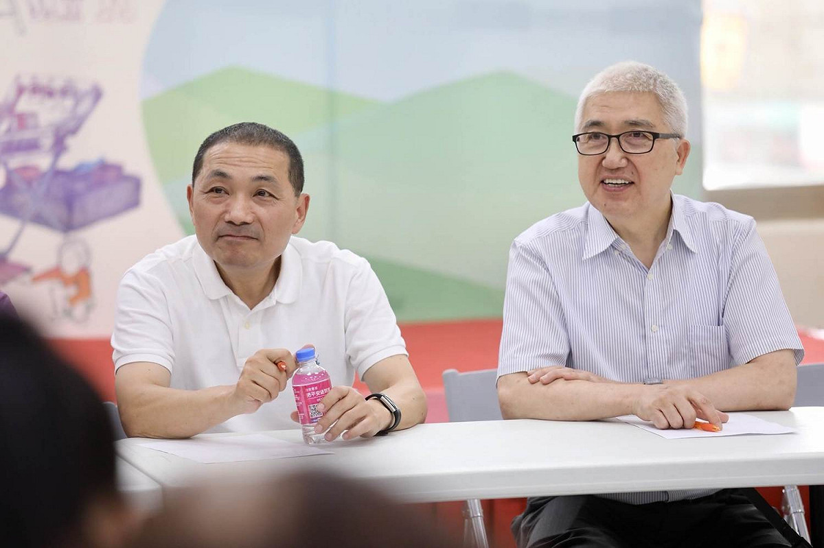侯友宜推崇前立委林鴻池的性格「敦厚謙和。經過多次拜訪，終獲林首肯擔任競選總幹事。 圖：侯友宜競選辦公室/提供