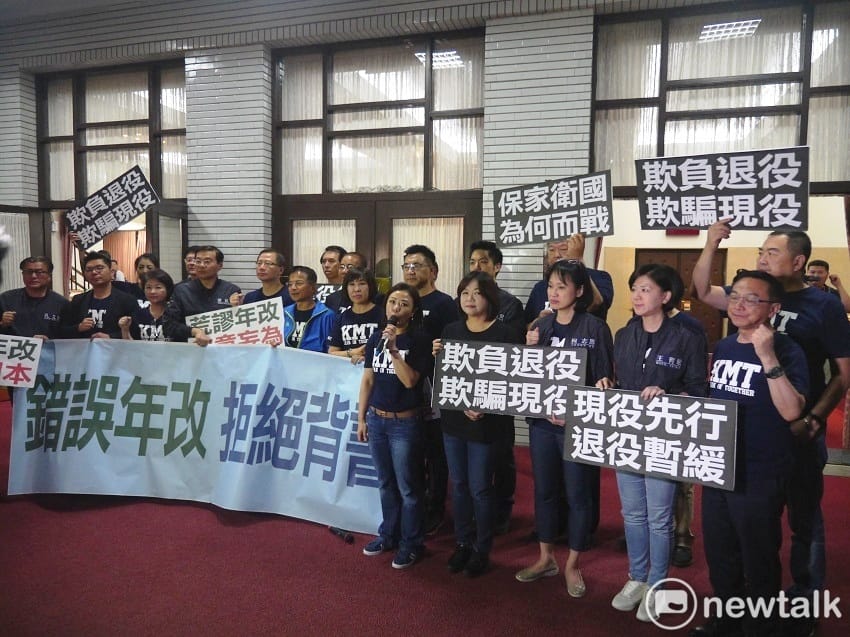 面對民進黨團強勢闖關通過軍人年改案，國民黨團今晚十點半在議場外再次表達不願為民進黨團背書。 圖：趙婉淳／攝