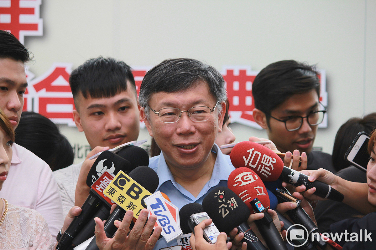 針對文大宿舍案，國民黨質疑台北市長柯文哲聯合民進黨新北市長參選人蘇貞昌打侯友宜。柯文哲強調，其實他從頭到尾都站著不動，是大家一直跑來跑去。 圖：新頭殼資料照