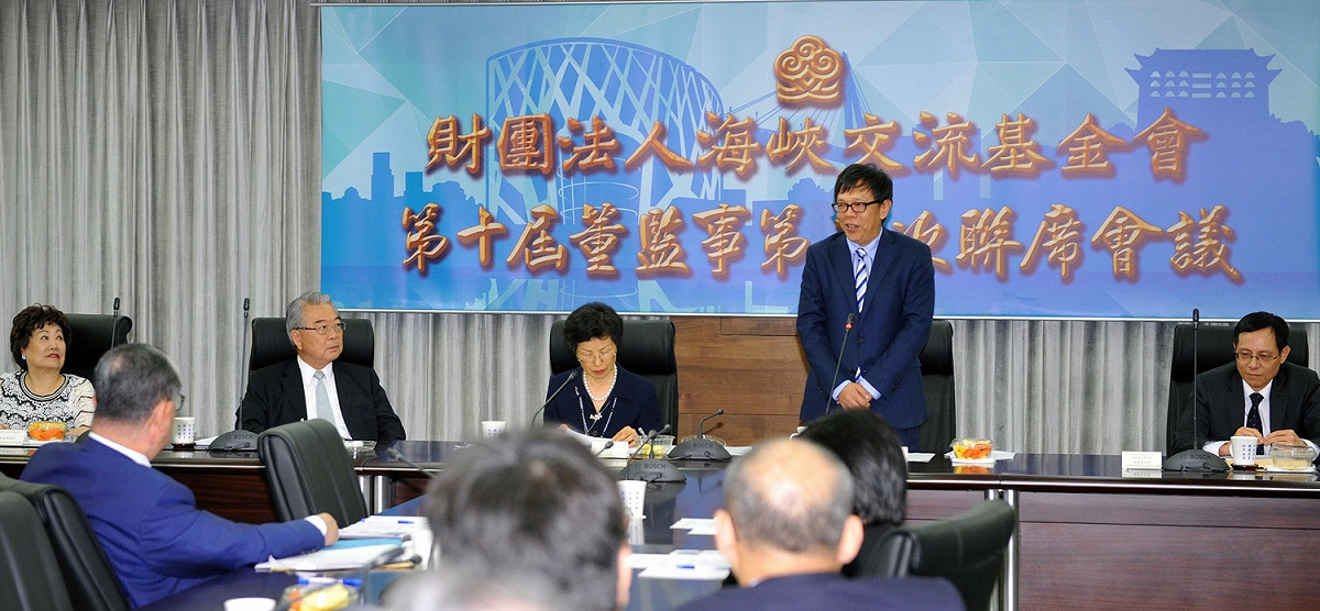 懸缺已久的海基會副董事長兼秘書長一職，今（21）天終於在海基會第十屆董監事第三次聯席會議中定案，將由總統府副秘書長姚人多（站立者）接任。左為海基會董事長張小月。 圖：海基會提供