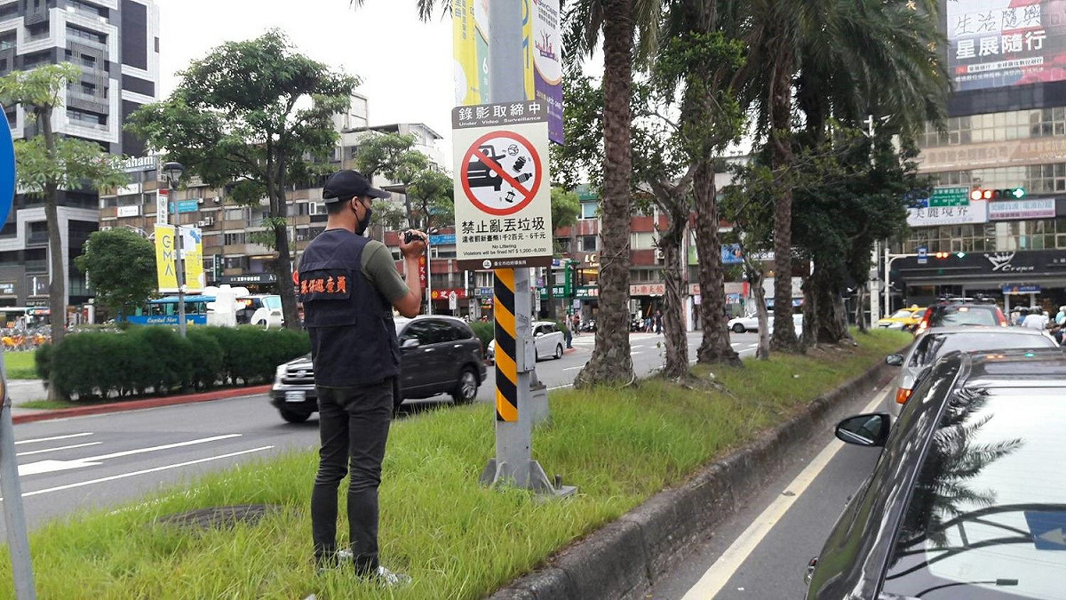 民眾可利用手機或行車紀錄器舉發亂丟垃圾行為人。 圖：環保局提供