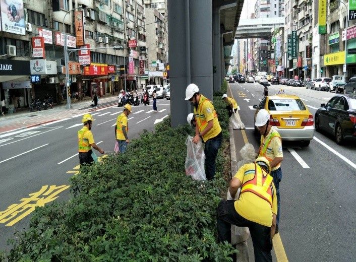 豪雨過後易產生污水、污泥或廢棄物，清理家園時務必穿著雨鞋或防水長靴、配戴防水手套及口罩。 圖：疾管署／提供