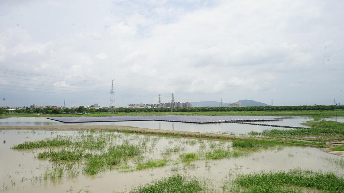 典寶溪滯洪池陸續完工後，汛期發揮滯洪功能，大幅改善岡山區白米里、劉厝里等及下游梓官、橋頭淹水問題。 圖：陳其邁競選辦公室/提供