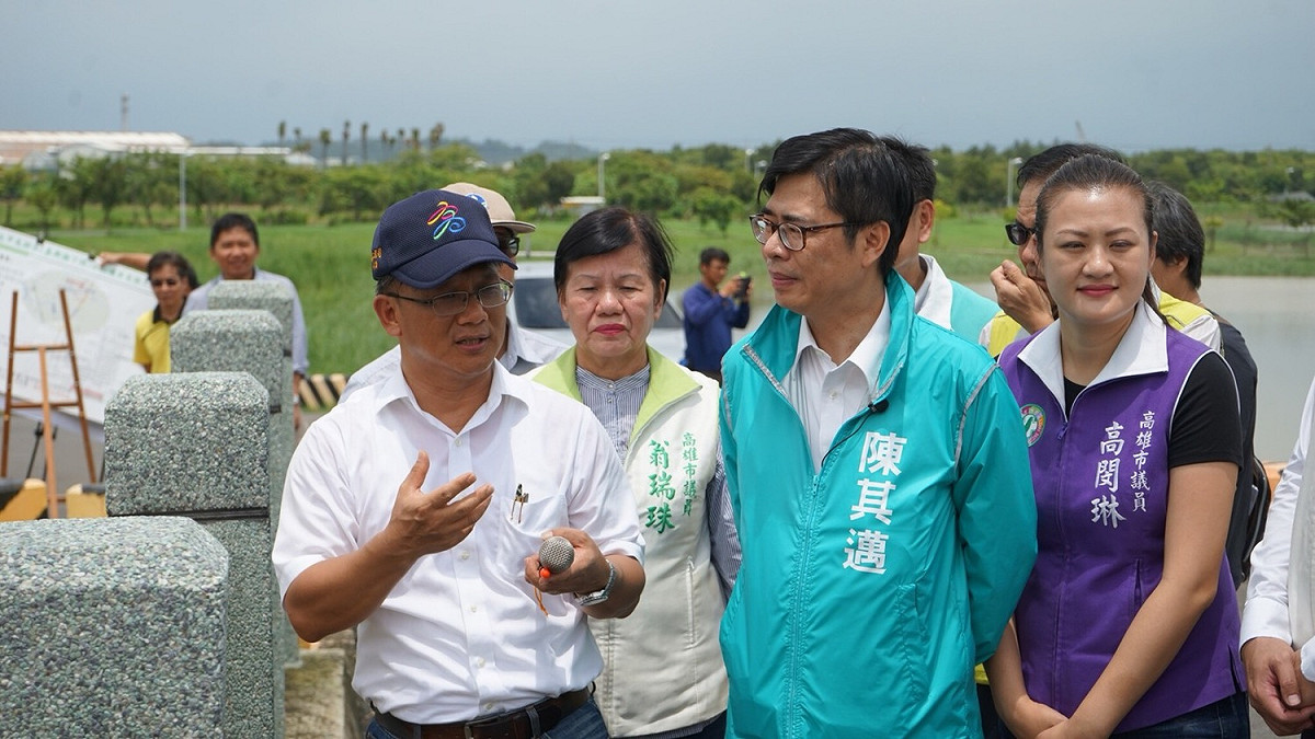 高雄連日大雨，高雄市長參選人陳其邁今(21)日前往典寶溪滯洪池視察。 圖：陳其邁競選辦公室/提供