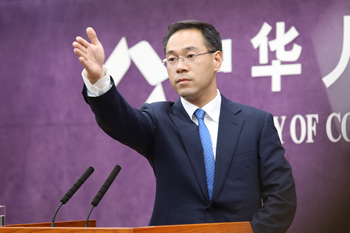 高峰批評稱，「美國自身存在諸多結構性問題，但卻總是把別的國家當作自身問題的替罪羊，對別人橫加指責」。美方指責中方盜竊智慧財產權、強制技術轉讓，「是對歷史和現實的嚴重歪曲」。 圖：翻攝自中國商務部官網