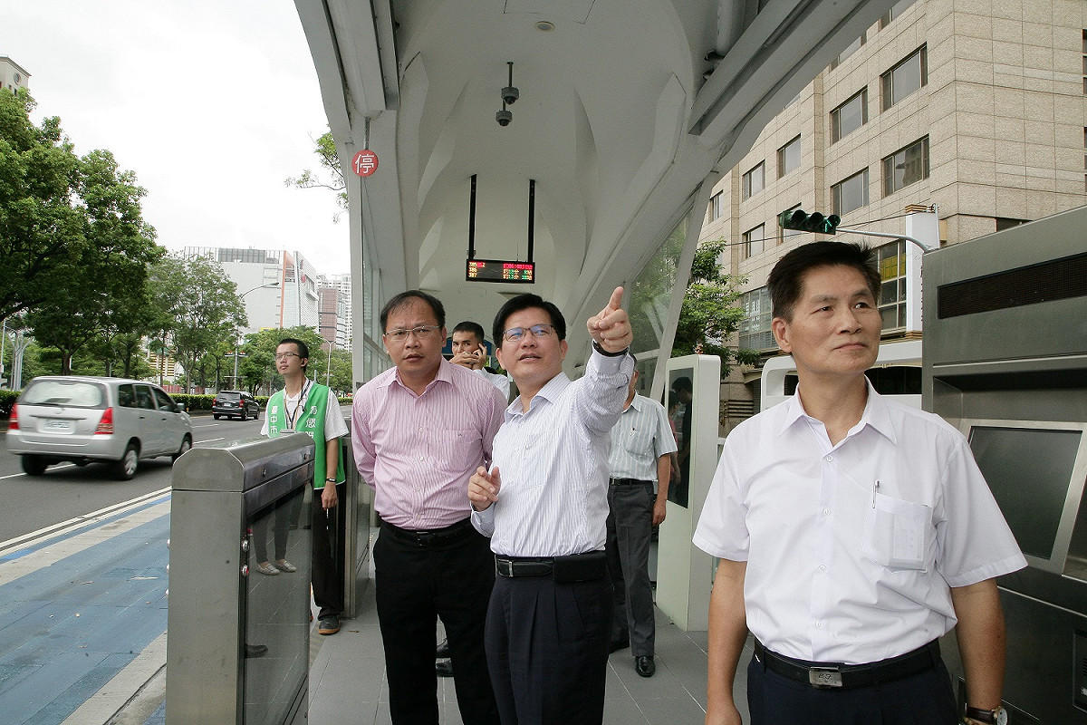 BRT被前台中市長林佳龍(中)廢除。 圖 : 台中市政府/提供