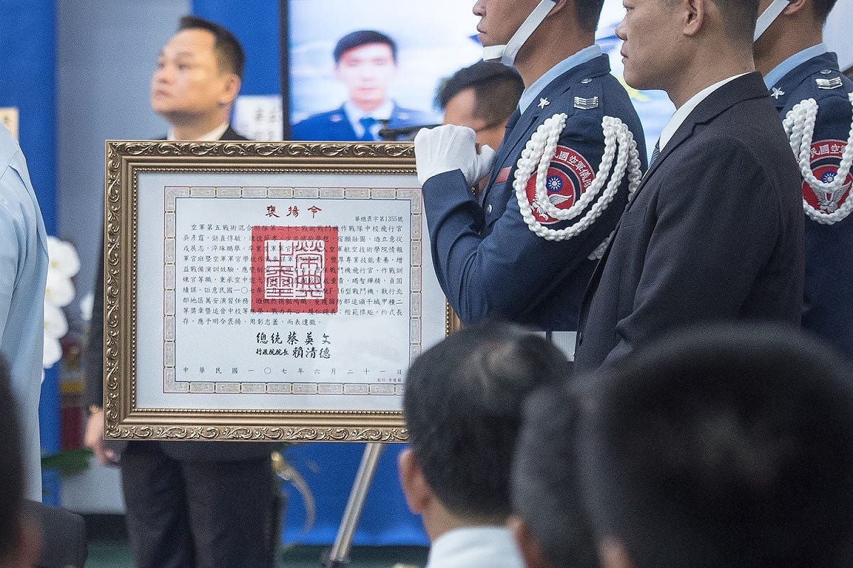 國防部長嚴德發陪同蔡英文至靈堂上香致意，頒發褒揚令及弔唁，並慰問家屬。嚴德發代表總統頒發旌忠狀，追頒干城甲種二等、楷模甲種二等、二等宣威及三等宣威等獎章，並追晉中校，遺靈棺木上也覆蓋著國旗，感念這位英勇軍人對國家的貢獻。 圖：翻攝自蔡英文臉書