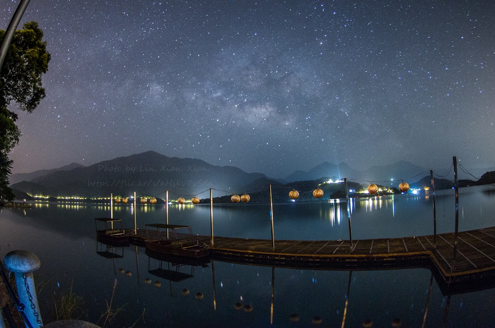 悠閒的在日月潭湖畔體驗星空，讓人暑氣全消。 圖：南投縣政府提供／林羣憲攝