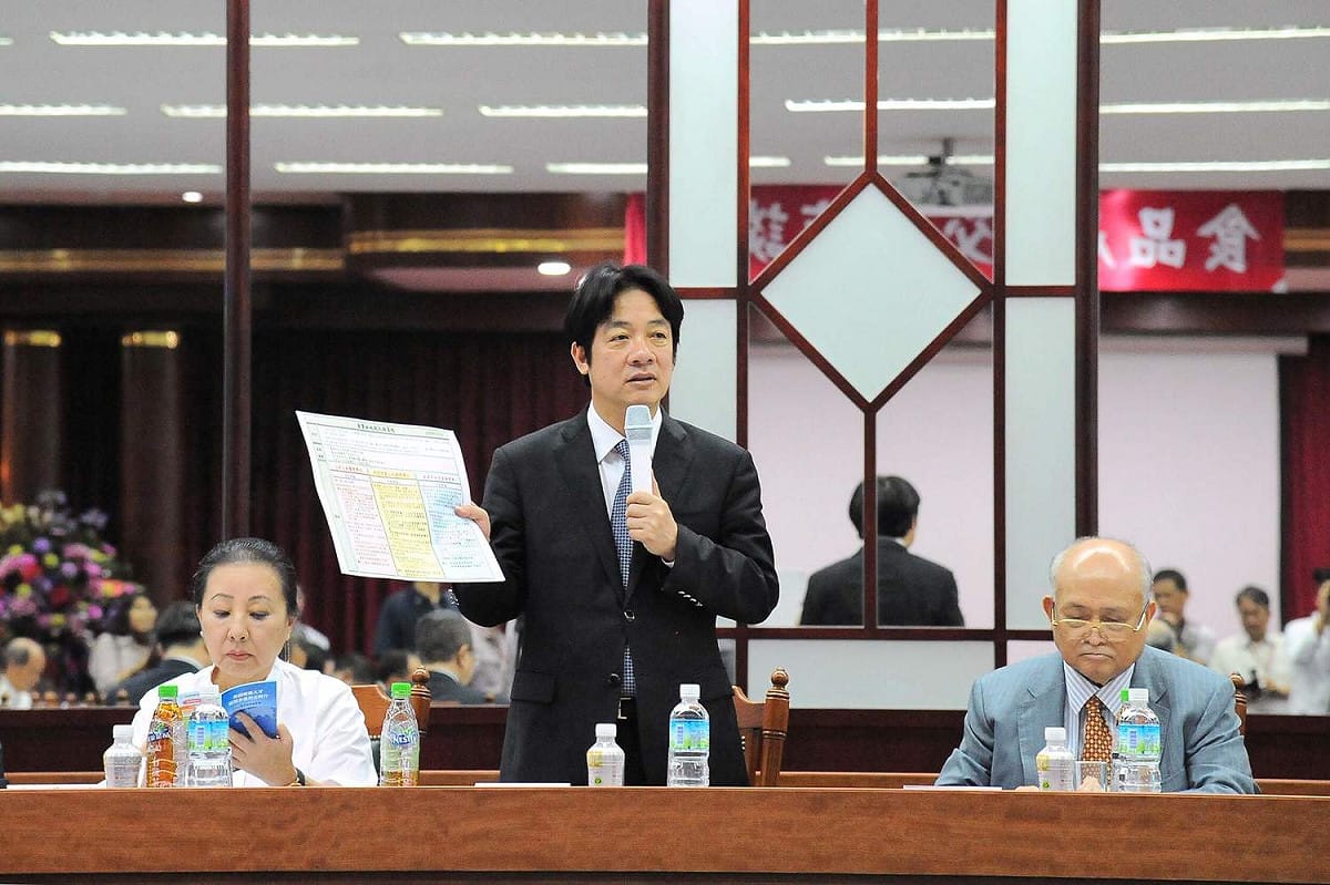 行政院長賴清德21日到嘉義市食品廠舉行食安座談，由縣長張花冠陪同。 圖：行政院/提供