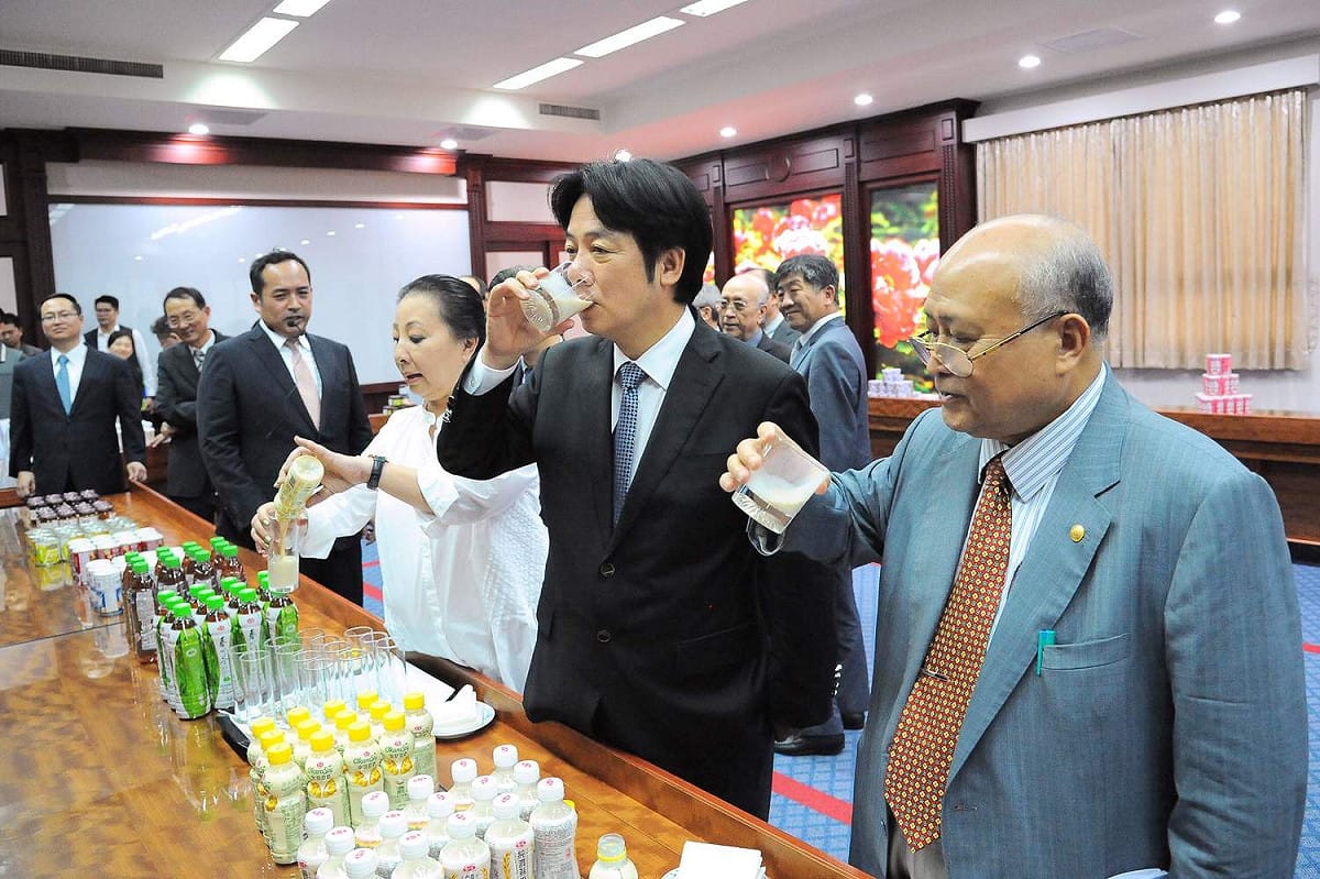 嘉義縣長張花冠21日陪同行政院長賴清德視察嘉義縣食品工廠，並品嚐飲料。 圖：行政院/提供