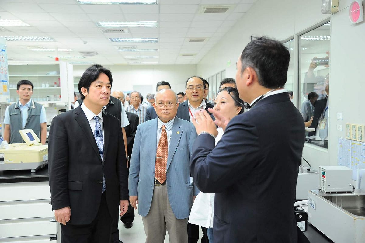 行政院長賴清德21日到嘉義市食品廠視察，聽取簡報。 圖：行政院/提供