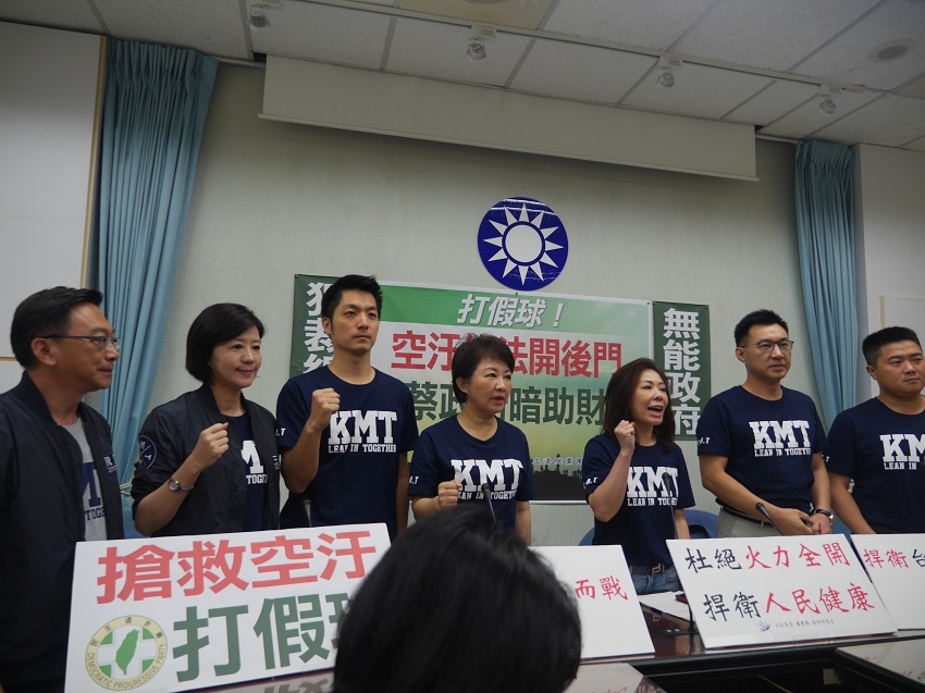 國民黨團上午在朝野協商前召開記者會，凸顯深水區條文的爭點。 圖：趙婉淳／攝