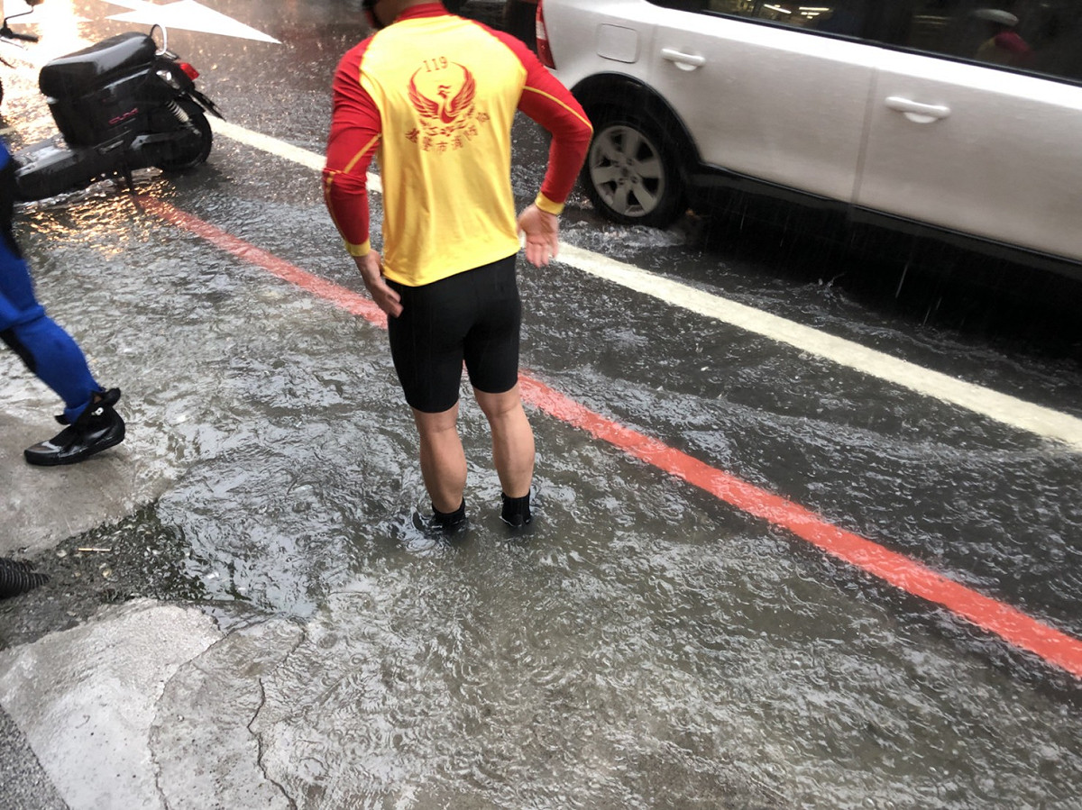 基隆市因短時間內的強降雨，造成基隆義二路及義五路路段排水不及，積水升至腳踝。 圖：基隆市政府/提供