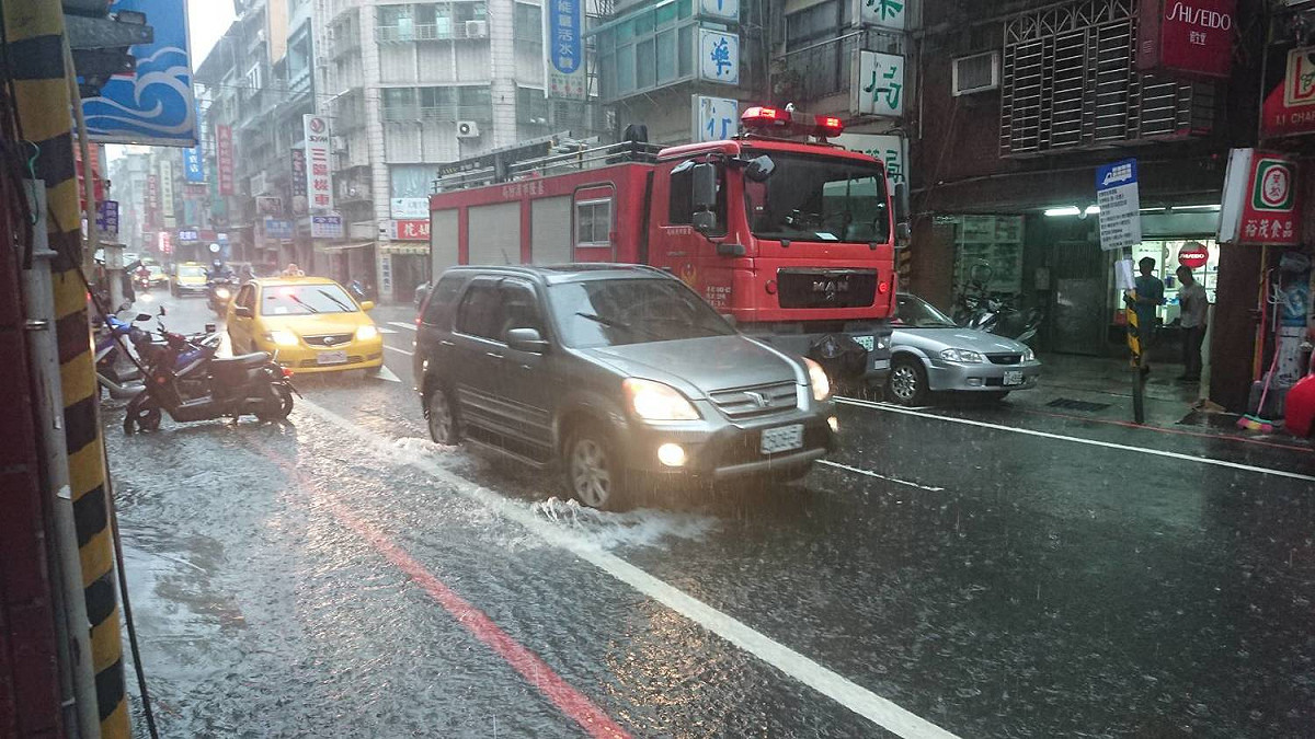 基隆市因短時間內的強降雨，造成基隆義二路及義五路路段排水不及，積水升至腳踝。 圖：基隆市政府/提供