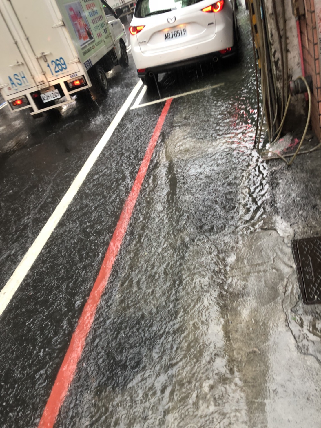 基隆市因短時間內的強降雨，造成基隆義二路及義五路路段排水不及，積水升至腳踝。 圖：基隆市政府/提供