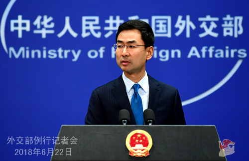 美國官員表示，東海事件可能是心懷不滿的中國漁民或域內其他國家民眾，純粹想用雷射光騷擾美軍飛行員。中國外交部發言人耿爽下午主持例行記者會時答覆稱，「據我們向有關部門瞭解，美國媒體有關報導中對中方的指責毫無根據，純屬捏造」。 圖：翻攝自中國外交部官網