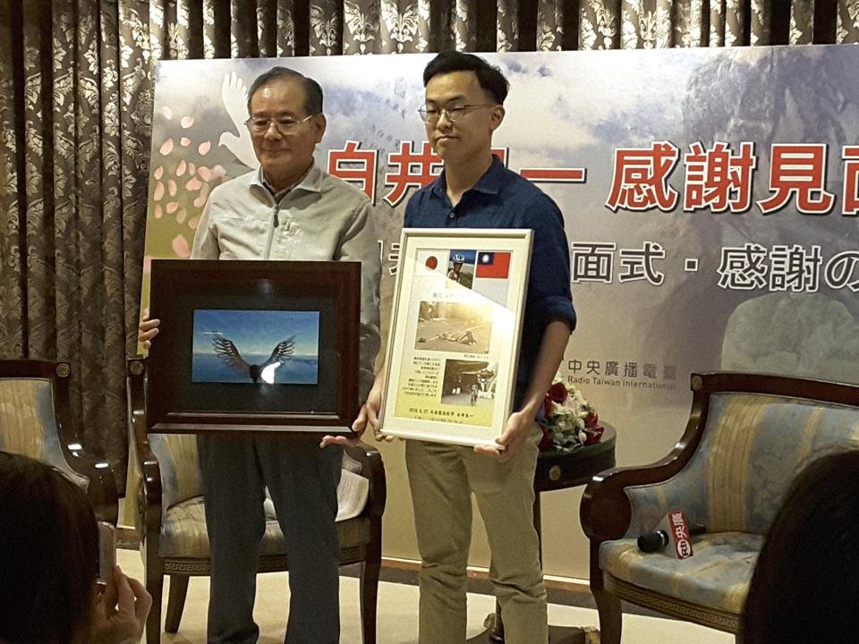 白井寬之的父親白井良一(左)終於見到曾熱心幫助兒子的台灣民眾黃柏憲。 圖：央廣/提供