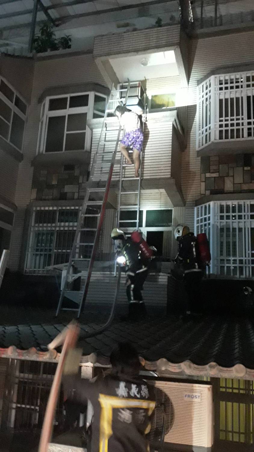 嘉義縣朴子市大同東路透天厝凌晨發生火警，消防人員迅速到場救出4人送醫。 圖/嘉義縣消防局提供