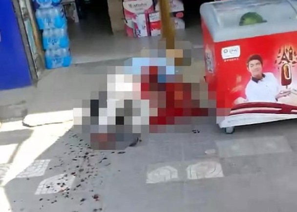 西安驚傳公車隨機砍人，傷者倒臥血泊中。 圖/翻攝自微博