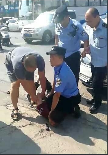 西安巴士驚傳醉男持刀砍人，公安獲報到場制服凶嫌。 圖/翻攝自微博
