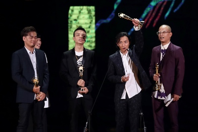 29屆金曲獎頒獎典禮23日晚間在台北小巨蛋舉行，樂團茄子蛋獲頒最佳新人獎，團員一同上台開心領獎。 圖：中央社