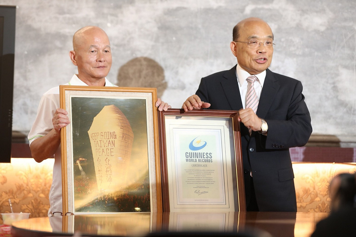 千禧年跨年時，蘇貞昌請胡民樹大師打造高達18.9公尺的天燈，不但創下金氏世界紀錄，也讓平溪的天燈隨著電視轉播放送到全世界。  圖:蘇貞昌競選辦公室/提供