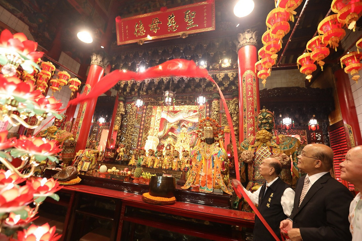 蘇貞昌與國策顧問黃承國、童永以及平溪地方代表共同參與成安宮揭牌儀式。 圖:蘇貞昌競選辦公室/提供