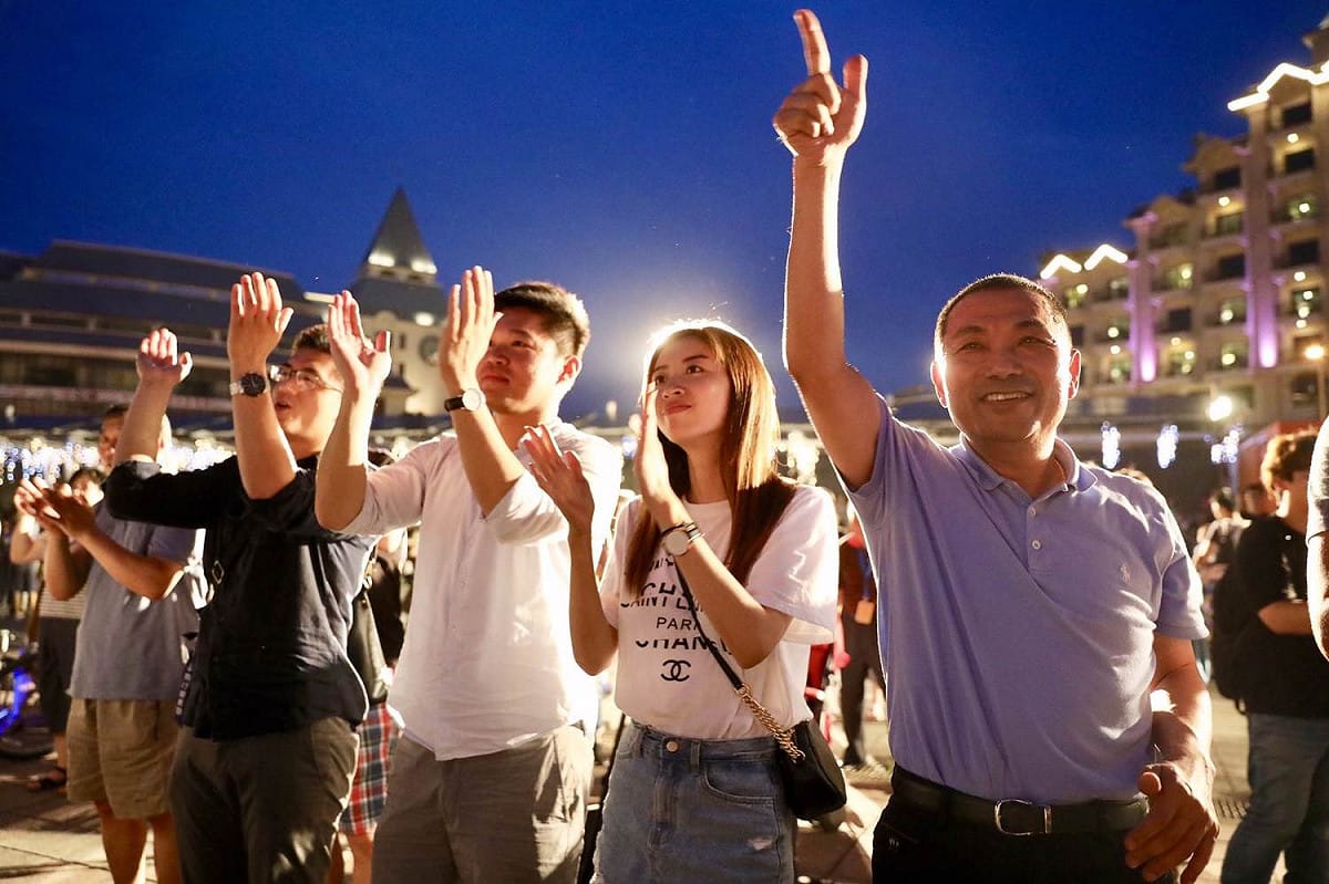 侯友宜選舉行程滿滿，今晚難得輕鬆，到淡水漁人舞台「夏日原創音樂季」現場，感受台灣原創音樂舞動的青春能量。  圖:侯友宜競選辦公室/提供