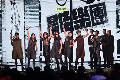 29屆金曲獎頒獎典禮23日晚間在台北小巨蛋舉行，董 事長樂團獲得今年度最佳樂團獎，團員在台上開心高舉獎座。 圖：中央社