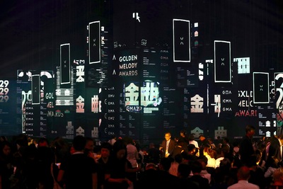 第29屆金曲獎頒獎典禮23日晚間7時將在台北小巨蛋舉行，大批歌迷到場關注，為自己支持的偶像歌手集氣加油。 圖：中央社