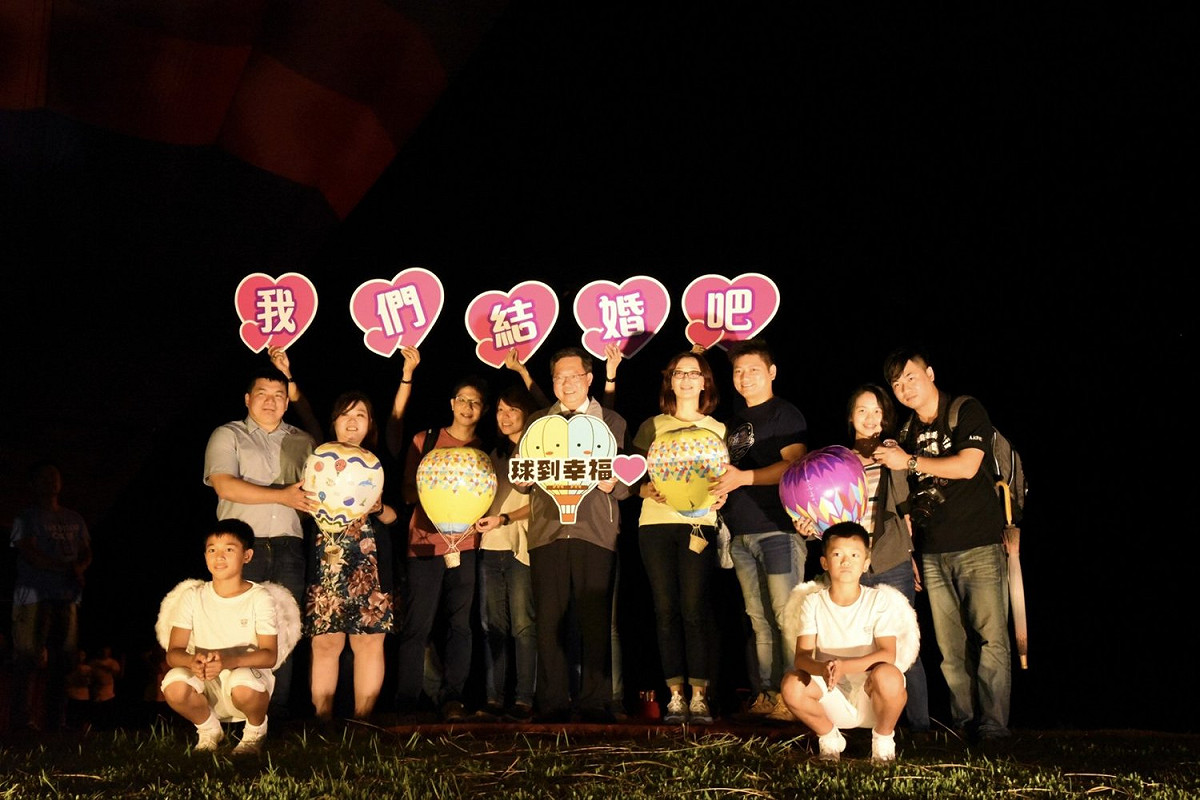 石門水庫熱氣球嘉年華首日，現場有四對民眾求婚成功。 圖/愛ㄑ桃臉書粉絲專頁