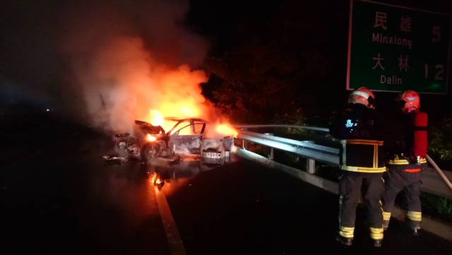 中山高嘉義段火燒車，所幸駕駛及時逃出，一度回堵近兩公里。 圖/嘉義消防局提供