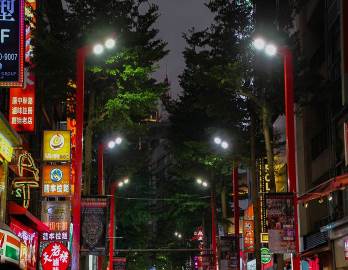 逛街的時候別只顧著低頭狂買，在頭頂的路燈造型很fashion！ 圖：台北市工務局／提供