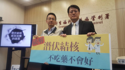 疾管署副署長羅一鈞（左）表示，潛伏結核的治療只有
3個月，每週僅吃一種藥，但若等到發病才治療，治療
期至少要6個月以上，且每天都要服藥且副作用可能較
強，以成本利益考量，在潛伏期時就先治療，絕對利大
於弊。 圖：中央社