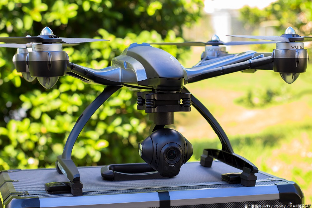 「無人飛行載具（Unmanned Aerial Vehicle，簡稱UAV）」，有四軸、六軸、八軸不等的設計，是近年各大科技廠商投入開發的產品。 圖：翻攝自Flickr／Stanley Russell開放權限