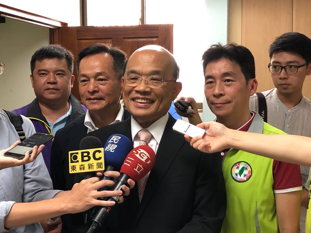 昨天是民進黨台北市長參選人姚文智首場造勢晚會，新北市長參選人蘇貞昌以「讓焦點集中」為由謝絕參加。蘇貞昌在今(24)天上午接受媒體訪問，他恭喜姚文智昨天造勢晚會很成功，至於什麼時候同台，他表示一切都配合中央黨部安排。 圖：蘇貞昌辦公室／提供