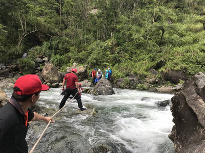 一支18人登山隊23日前往宜蘭登山，原本計畫到鹿窟尾
尖後原路折返，但途中遭蜂螫攻擊，其中7人先行撤退
，其餘11人原定下午1時下山，但直到晚間未見人影，
消防局獲報隨即派員前往搜尋，所幸11人均平安無恙。 圖：民眾提供