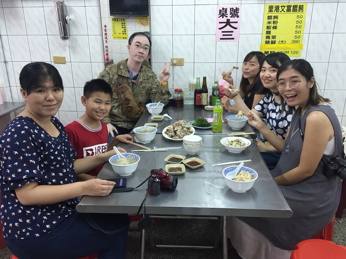 最新一次採現團帶部落客們品嚐里港知名的扁食餛飩、遠近馳名的萬巒豬腳，讓他們對客家文化留下滿滿的驚豔。 圖：屏東縣政府/提供
