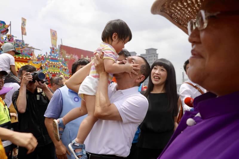 侯友宜預祝所有鄉親平安健康，未來也一定會和議長、議員、里長一起攜手努力。 圖：侯友宜競選辦公室/提供