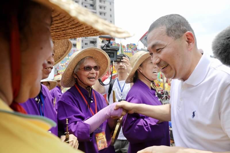 參與活動的民眾爭相和侯友宜合照，不少人更直接預祝侯高票當選。 圖：侯友宜競選辦公室/提供