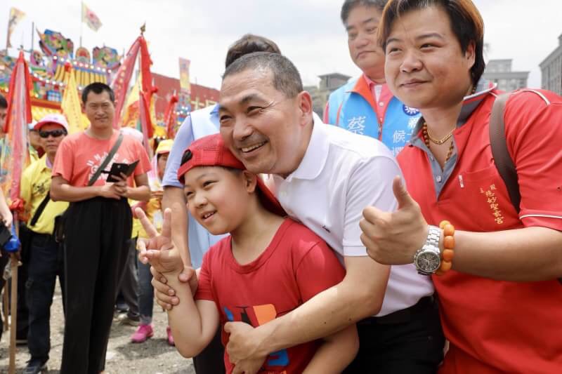 侯友宜表示，自已參選就是希望鄉親都能安居樂業，今天是好日子，希望神明保庇大家打拚，建設更進步。 圖：侯友宜競選辦公室/提供